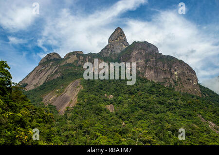 Vue magnifique sur la montagne, cette montagne s'appelle, le doigt de Dieu et est situé à Teresopolis, l'état de Rio en janvier, le Brésil en Amérique du Sud. Banque D'Images