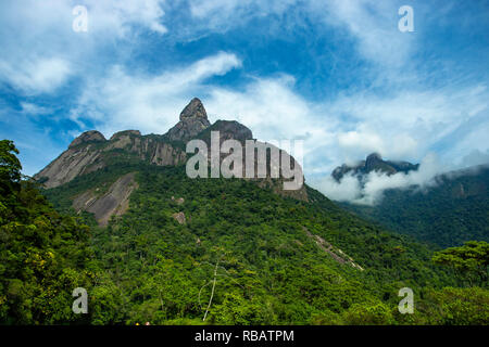 Vue magnifique sur la montagne, cette montagne s'appelle, le doigt de Dieu et est situé à Teresopolis, l'état de Rio en janvier, le Brésil en Amérique du Sud. Banque D'Images