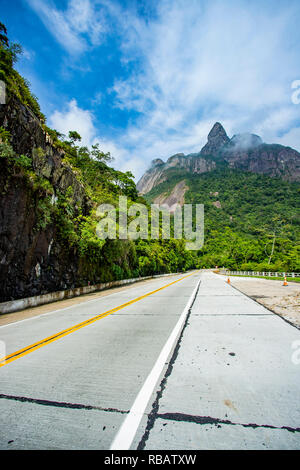 Vue magnifique sur la montagne, cette montagne s'appelle, le doigt de Dieu et est situé à Teresopolis, l'état de Rio en janvier, le Brésil en Amérique du Sud. Banque D'Images