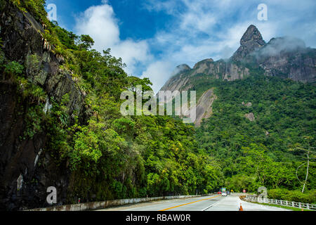 Vue magnifique sur la montagne, cette montagne s'appelle, le doigt de Dieu et est situé à Teresopolis, l'état de Rio en janvier, le Brésil en Amérique du Sud. Banque D'Images