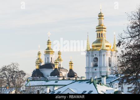 Kiev, UKRAINE - NOVEMBRE 2018 : vue sur les dômes dorés de l'église de Kiev monastère Pechersk Lavra. Banque D'Images