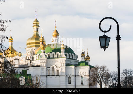 Kiev, UKRAINE - NOVEMBRE 2018 : vue sur les dômes dorés de l'église de Kiev monastère Pechersk Lavra. Banque D'Images