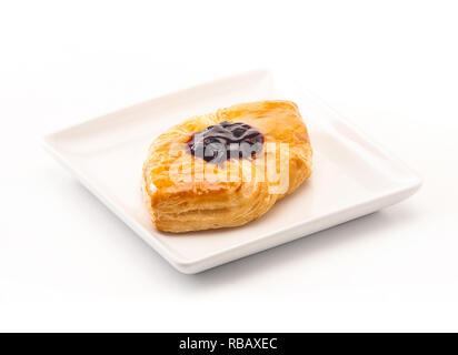 De délicieuses pâtisseries danoises sur fond blanc Banque D'Images