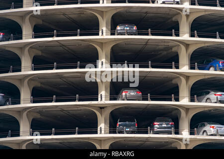 Chicago, Illinois, United States : 22 avril 2018 - Photo de voitures stationnées dans le parking en bas de la Marina City Tower à Chicago, Illinois. Banque D'Images