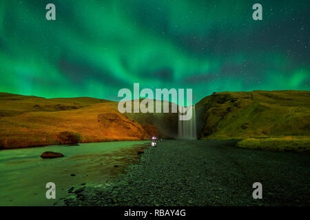 Cascade de Skogafoss aux aurores boréales, l'Islande Banque D'Images