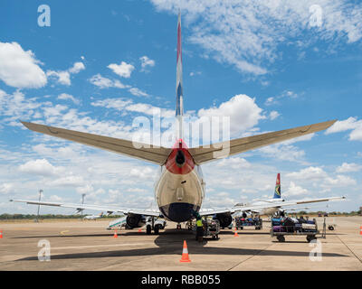 Avion de trafic sur une piste. sur Harry Mwanga Nkumbula dans l'Aéroport International de Livingstone, Zambie, Afrique Banque D'Images