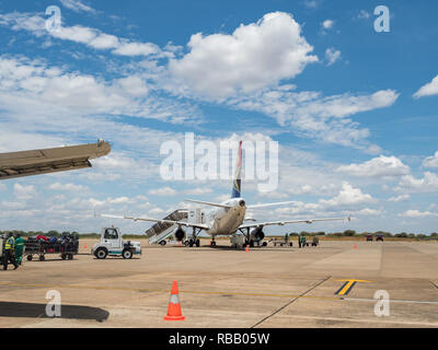 Avion de trafic sur une piste. sur Harry Mwanga Nkumbula dans l'Aéroport International de Livingstone, Zambie, Afrique Banque D'Images