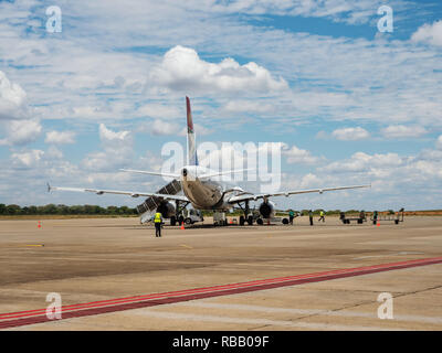 Avion de trafic sur une piste. sur Harry Mwanga Nkumbula dans l'Aéroport International de Livingstone, Zambie, Afrique Banque D'Images