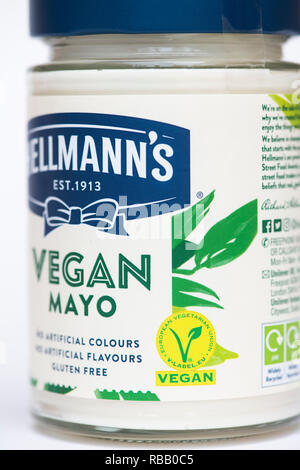 Hellmanns pot de mayonnaise végétalienne sur un fond blanc. UK Banque D'Images