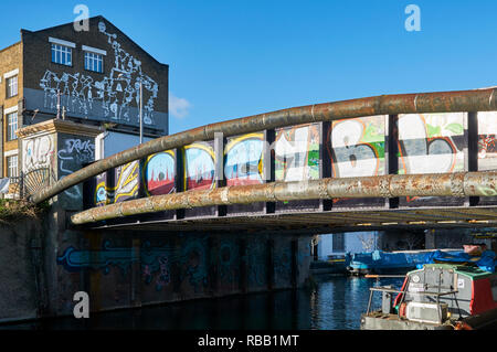 Graffiti Bridge sur la rivière Lea La navigation à Hackney Wick, East London UK Banque D'Images