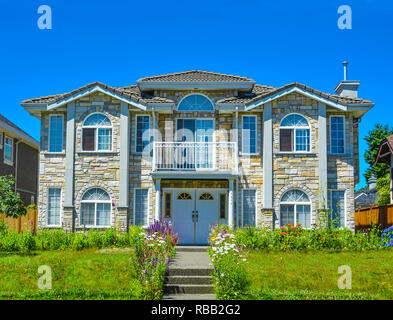 Chambre familiale de luxe avec un aménagement paysager et fond de ciel bleu. Banque D'Images