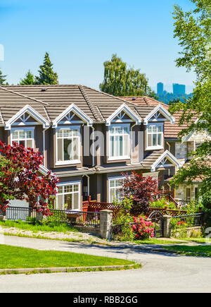 Une rangée de maisons en rangée sur rue dans la banlieue de New Westminster, en Colombie-Britannique. Banque D'Images