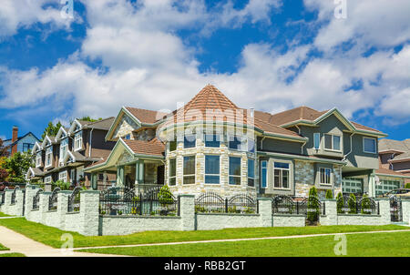 Construit sur mesure haut de gamme luxury house avec rotonde dans un quartier résidentiel. Banque D'Images