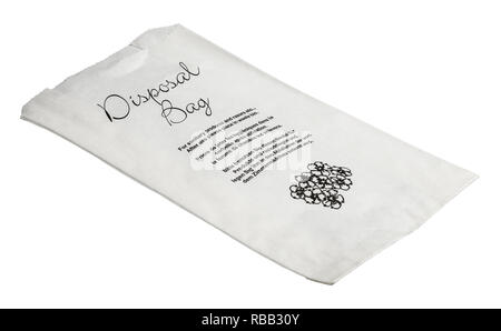 Un sac à déchets de papier des articles sanitaires et de rasoirs etc. Banque D'Images