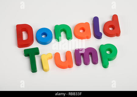 Réfrigérateur magnétique lettres énonçant les mots Donald Trump Banque D'Images