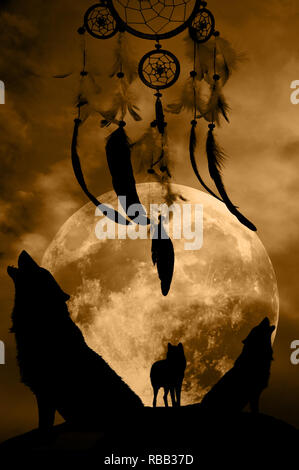 Trois loups silhouette devant une pleine lune et une dramcatcher pendaison Banque D'Images