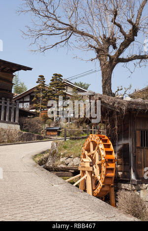 Scène de rue y compris roue de l'eau dans la région de Tsumago Japon Banque D'Images