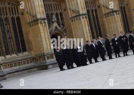 Les élèves devant le Sheldonian pour saisir leurs diplômes de l'université d'oxford Banque D'Images