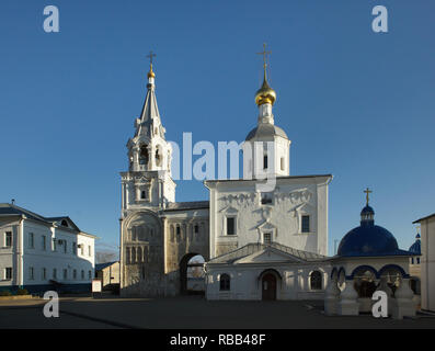 Église de la Nativité de la Mère de Dieu dans le monastère de Bogolyubovo Bogolyubsky près de Vladimir, en Russie. L'église fut construite sur la fondation médiévale du palais en pierre blanche de Grand prince Andrey Bogolyubsky, le dirigeant de Vladimir-Suzdalian Rus de 1157 à 1174, dont les vestiges sont encore conservés et vu à la gauche. Andrey Bogolyubsky a été assassiné dans ce palais en 1174. Également orthographié Bogolubovo Bogolubsky et monastère. Banque D'Images