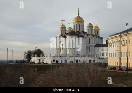 Cathédrale de la Dormition à Vladimir, Russie. Le bâtiment jaune à droite est l'ancien bâtiment du bureau gouvernemental local (prisutstvennoye mesto), qui abrite maintenant la galerie photo de la Musée de Vladimir-souzdal. Banque D'Images