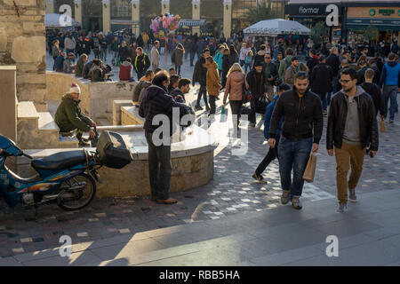 Même si le quartier de Plaka est toujours très encombré lors de ma visite, je me sentais encore détendus et aimé prendre les photos de l'animation de la place du marché. Banque D'Images