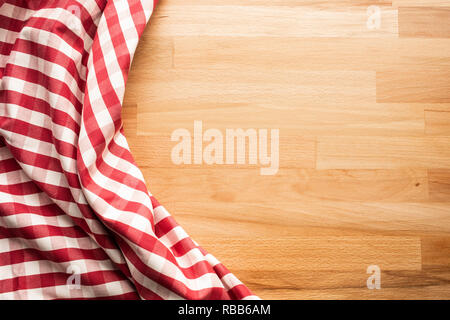 Tissu à carreaux rouge sur fond de table en bois pour la décoration.mise en page visuelle clés Banque D'Images