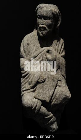 Escultura del Apóstol Santiago el Menor sosteniendo libro de l'ONU. Obra del Maestro Mateo. Románico. Siglos XII-XIII. Granito. Procedentes del coro de la catedral de Santiago de Compostela (Galicia). Museo Arqueológico Nacional. Madrid. España. Banque D'Images