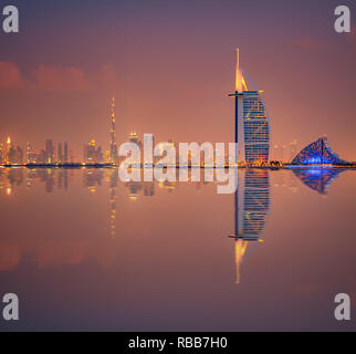 Burj Al Arab, Burj Khalifa et dans une belle vue panoramique vue sur l'horizon la nuit à Dubai, UAE Banque D'Images