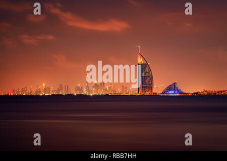 Burj Al Arab, Burj Khalifa et dans une belle vue panoramique vue sur l'horizon la nuit à Dubai, UAE Banque D'Images