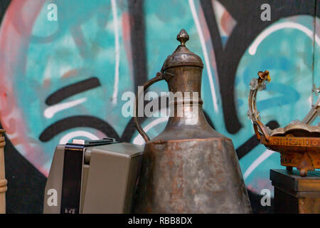 L'eau d'argent antique bols étaient partout dans le marché aux puces de Monastiraki à Athènes. Trop mauvais ce sont difficiles à trouver, à Toronto. Banque D'Images