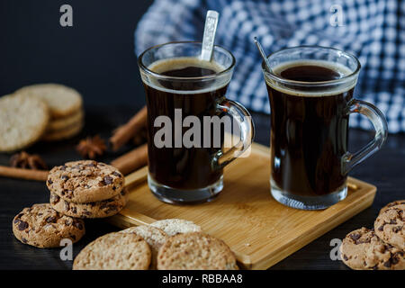 Deux tasses de café et de chocolat et biscuits Banque D'Images