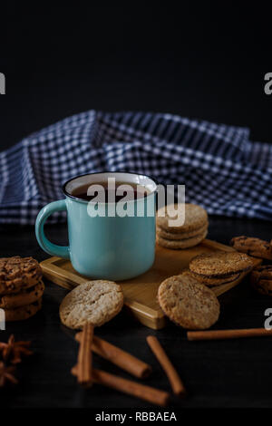 Tasse de thé et biscuits divers Banque D'Images