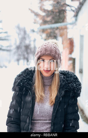 Portrait de femme belle de jour de neige. Banque D'Images