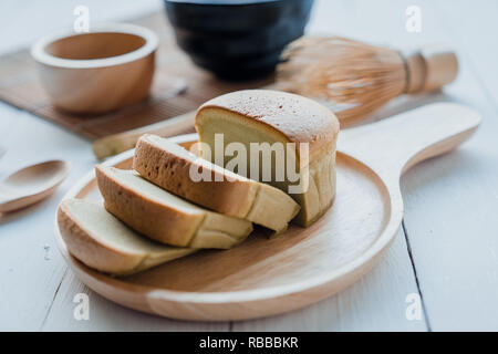 Cheesecake japonais et le thé vert sur blanc mucha 24 table en matin, Close up. Banque D'Images