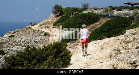 Man jogging sur les falaises de l'Algarve Banque D'Images