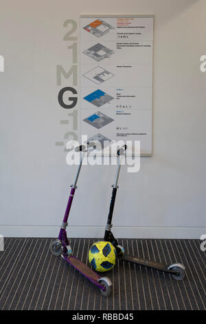Un ballon de football et deux scooters appuyer contre un plan de conception de Kensington Museum, le 6 janvier, à Londres, en Angleterre. Banque D'Images