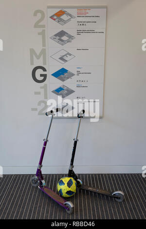 Un ballon de football et deux scooters appuyer contre un plan de conception de Kensington Museum, le 6 janvier, à Londres, en Angleterre. Banque D'Images