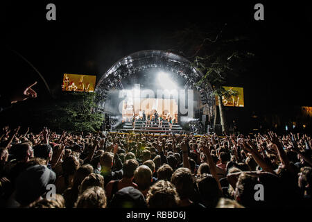 Le Danemark, Skanderborg - 11 août, 2017. Party People et festivaliers fous à un concert live à la musique électronique au cours de la Major Lazer projet festival de musique SmukFest danoise en 2017. À l'exception du Danemark. Banque D'Images