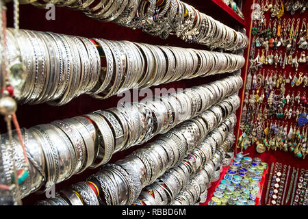 Bracelets d'argent à l'écran dans un souk Banque D'Images