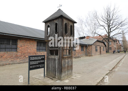 Le stand où l'homme SS, chargé de procéder à l'appel nominal pour les détenus s'élevait à Auschvitz 1 camp de concentration, en Pologne Banque D'Images