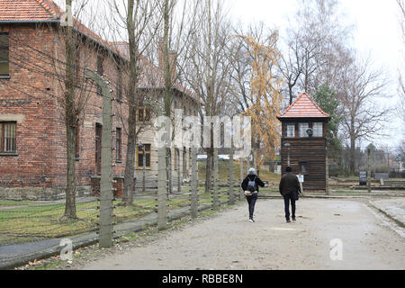 La triste guet et des clôtures d'Auschvitz 1 camp de concentration, maintenant un site du patrimoine national de l'UNESCO, en Pologne Banque D'Images