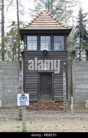 La triste guet et des clôtures d'Auschvitz 1 camp de concentration, maintenant un site du patrimoine national de l'UNESCO, en Pologne Banque D'Images