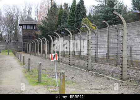 La triste guet et des clôtures d'Auschvitz 1 camp de concentration, maintenant un site du patrimoine national de l'UNESCO, en Pologne Banque D'Images