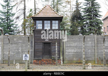 La triste guet et des clôtures d'Auschvitz 1 camp de concentration, maintenant un site du patrimoine national de l'UNESCO, en Pologne Banque D'Images