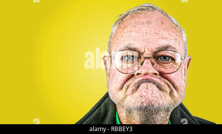 Grumpy Old man with glasses Banque D'Images