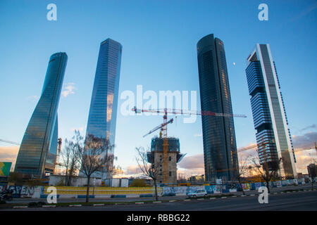 Cuatro Torres Business Area et le cinquième gratte-ciel en construction. Madrid, Espagne. Banque D'Images