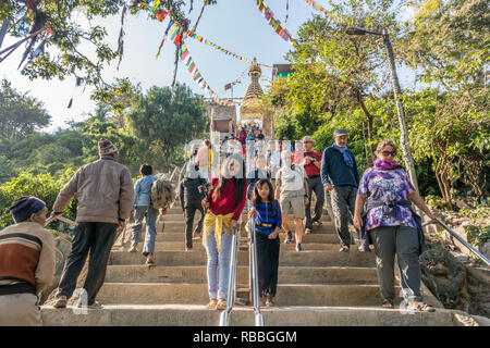 Foules sur les marches escarpées du Stairway oriental menant à Swayambhunath Stupa, également connu sous le nom de Temple des singes, Katmandou, Népal Banque D'Images