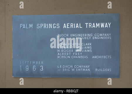 Plaque consacrant les ingénieurs et architectes du Tramway Aérien de Palm Springs en septembre 1963, CA, USA. Banque D'Images