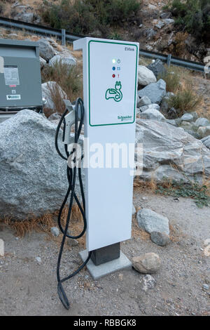 Schneider Electric une voiture électrique point de recharge dans le parking de le Tramway Aérien de Palm Springs, CA, USA. Banque D'Images