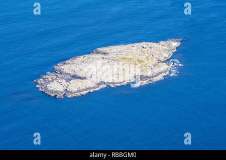 Vue du haut de la montagne, Stornappstind phare maritime sur l'île rocheuse dans la mer, les îles Lofoten, Norvège Banque D'Images